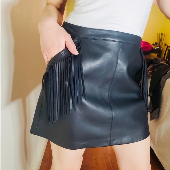 Faux leather black skirt - Picture 2 of 3